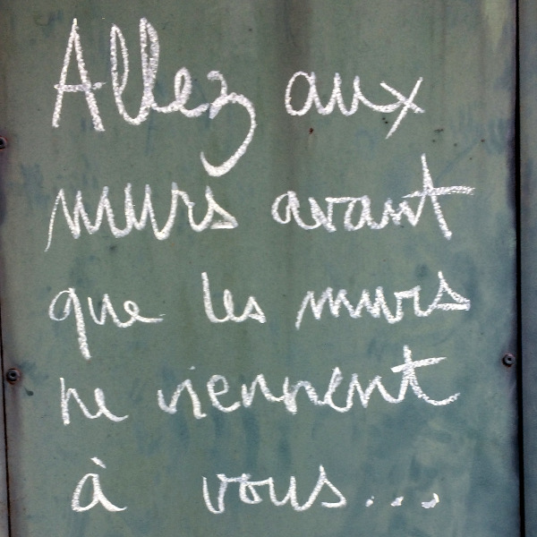 Allez aux murs avant que les murs ne viennent à vous.