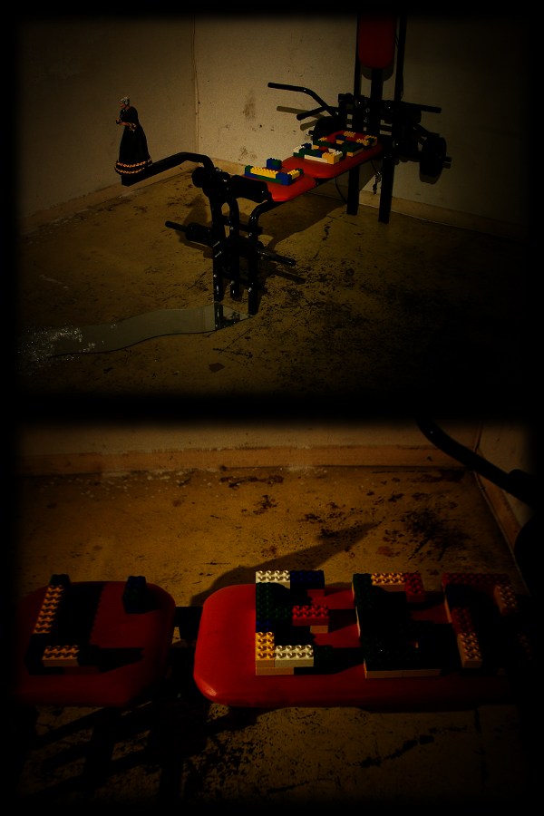 Lego - banc de musculation, santon, Lego, débris de verre, bout de miroir.